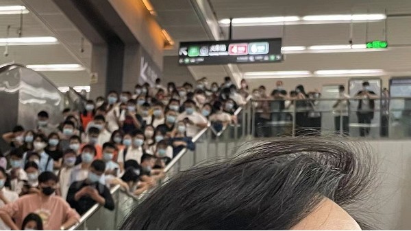今日深圳地鐵5號(hào)線發(fā)生故障了！現(xiàn)場(chǎng)人群爆滿造成堵塞-深圳辦公室裝修設(shè)計(jì)公司
